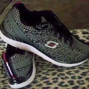 Women's relaxed fit skecher sneakers size 9
